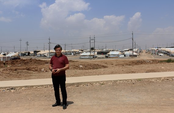 Профессор Ян Илхан Кизилхан в лагере беженцев Шариа под Дохуком, Северный Ирак 