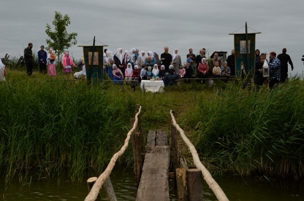 Во время Крещения взрослых, которое происходит раз в году в пруду около деревни Потеряевка, присутствует и молится вся община