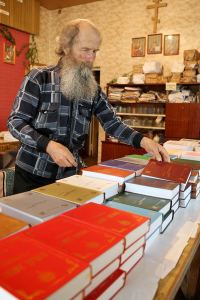 Книги Лапкина на самом почетном месте в трапезной храма его общины в Барнауле