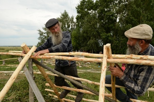 Тоталитарный гуру Игнатий Лапкин строит шалаш для детей православного трудового детского лагеря, где он уже 44 года зомбируют детей