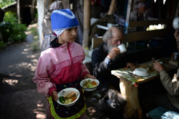 Дежурная разносит еду в трапезной детского православного трудового лагеря в Потеряевке: 44 года тут посты соблюдаются по монастырскому уставу, если запрещено масло, с ним пищу не готовят