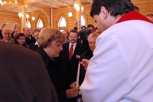 Ангела Меркель посетила Томскую кирху и поставила свечу
