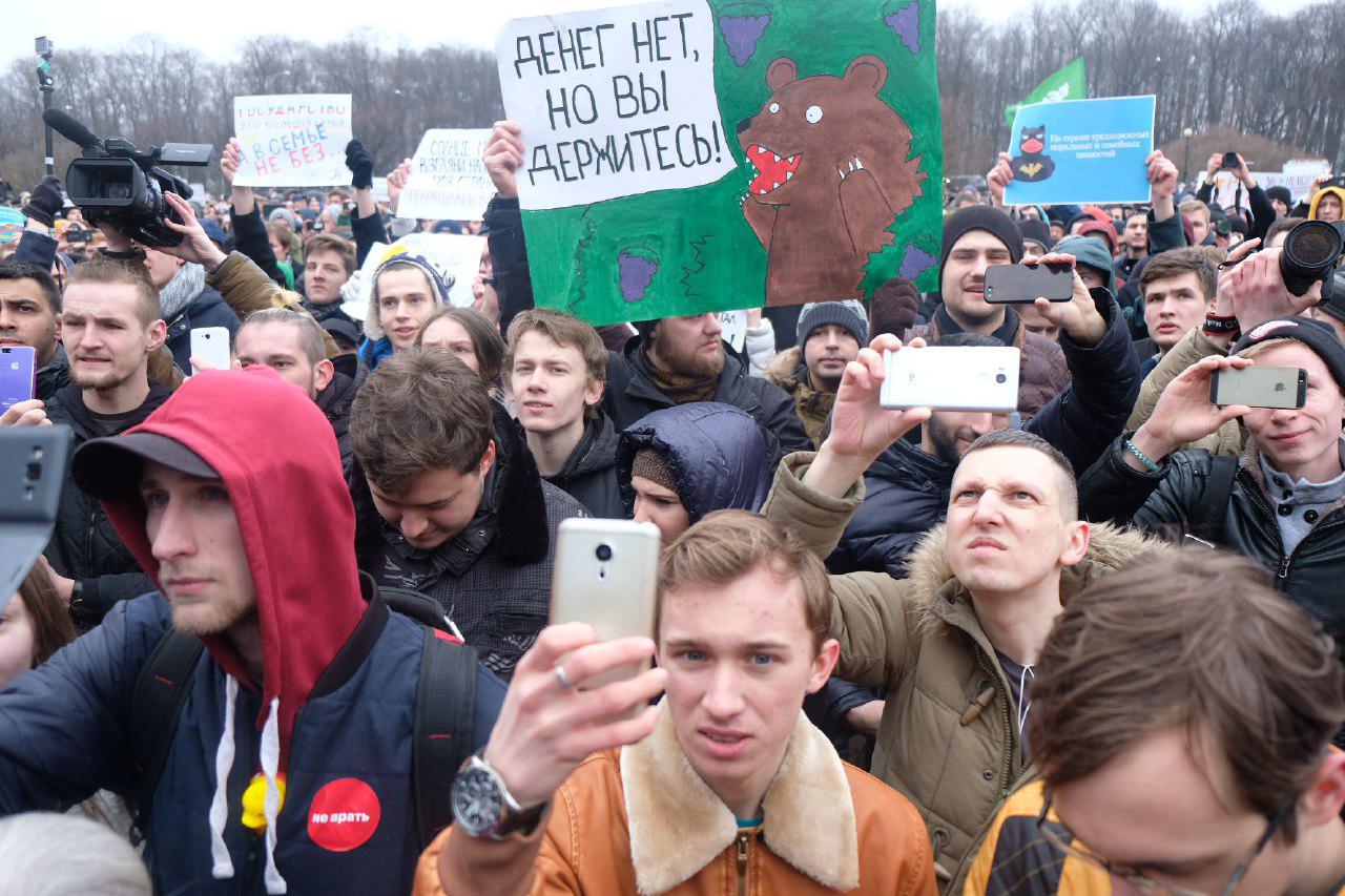 Чем угнетены эти мажоры с дорогими смартфонами путинским "режимом", чтобы протестовать против него?