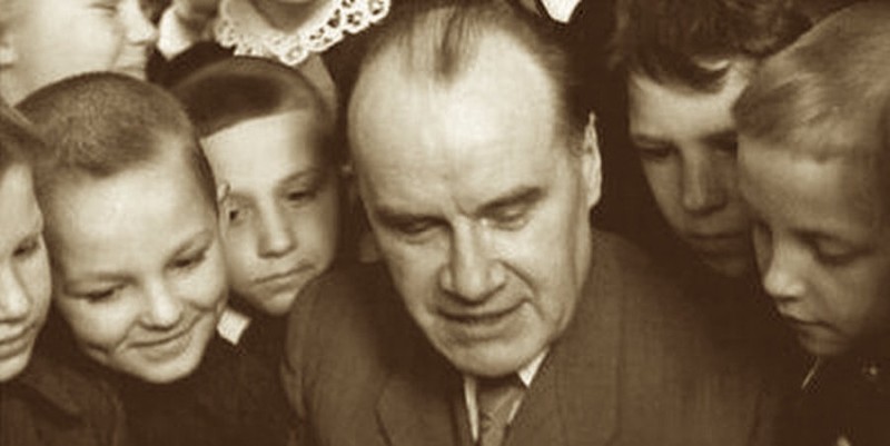 Писатель Николай Носов с детьми