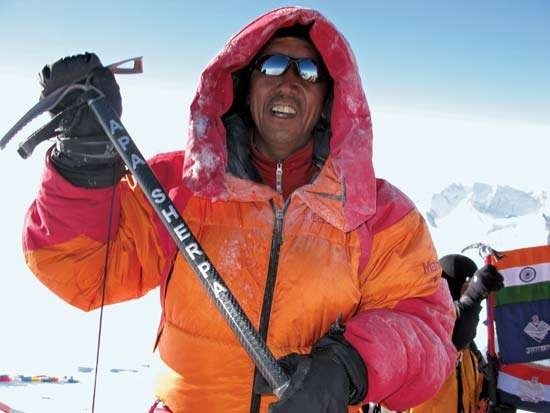 Апа Тенцинг - непальский альпинист, шерпа, поднявшийся на Эверест 21 раз. Такая работа. / Фото Mingma Sherpa