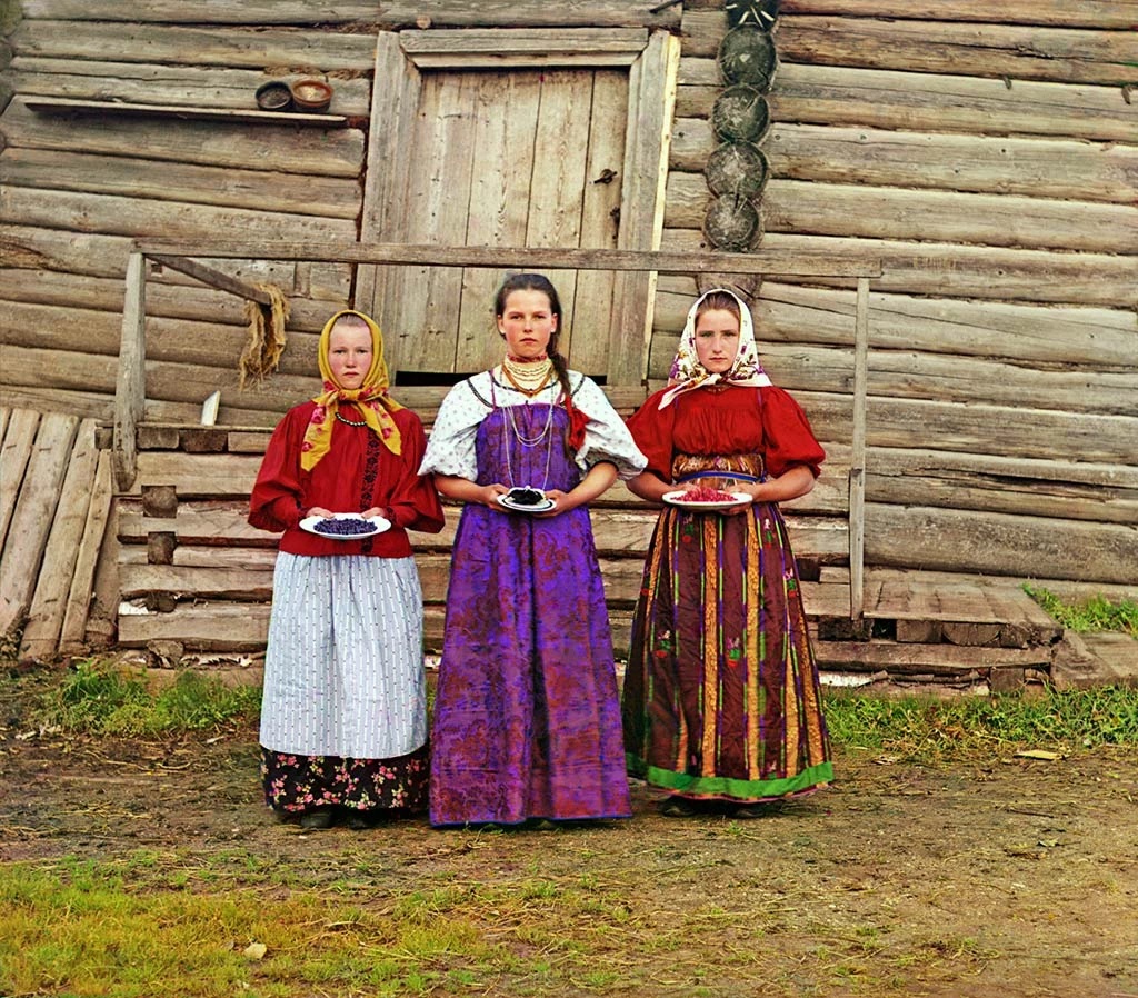 В ХХ веке подменяли русские праздники, русский фольклор, русский народный костюм. И многие подмены теперь воспринимают за подлинную русскую культуру. 