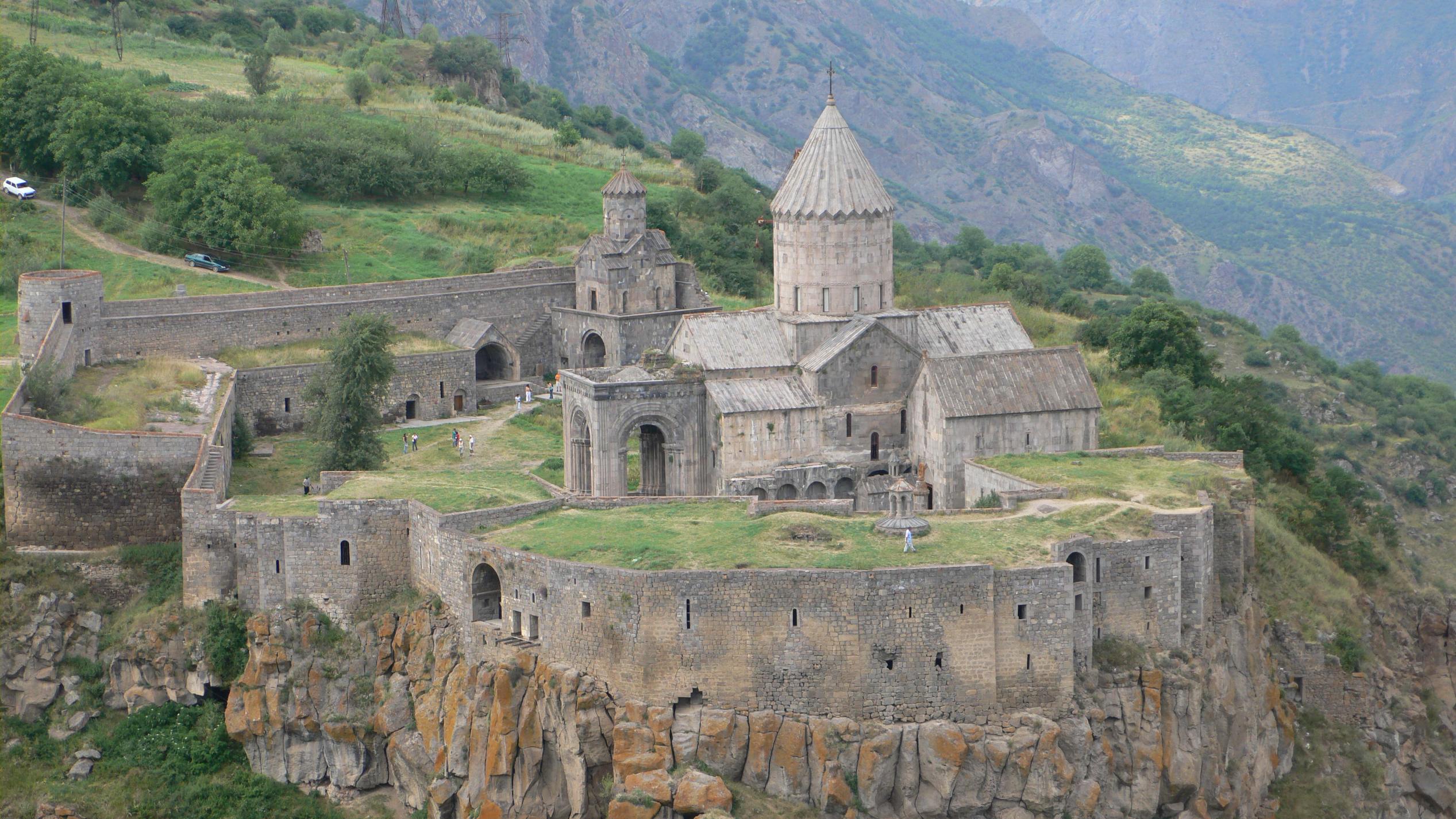 Татевский монастырь -  армянский монастырский комплекс IX-X веков в Сюникском марзе Армении, в 20 км от города Горис. На протяжении столетий был духовным центром Сюника