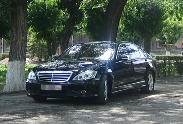 Что касается автомобильных пристрастий самого Гарегина II, то он уже много лет пользуется не самыми свежими Mercedes-Benz S-Class для поездок по городу и Lexus GX460 для визитов в горные части Армении