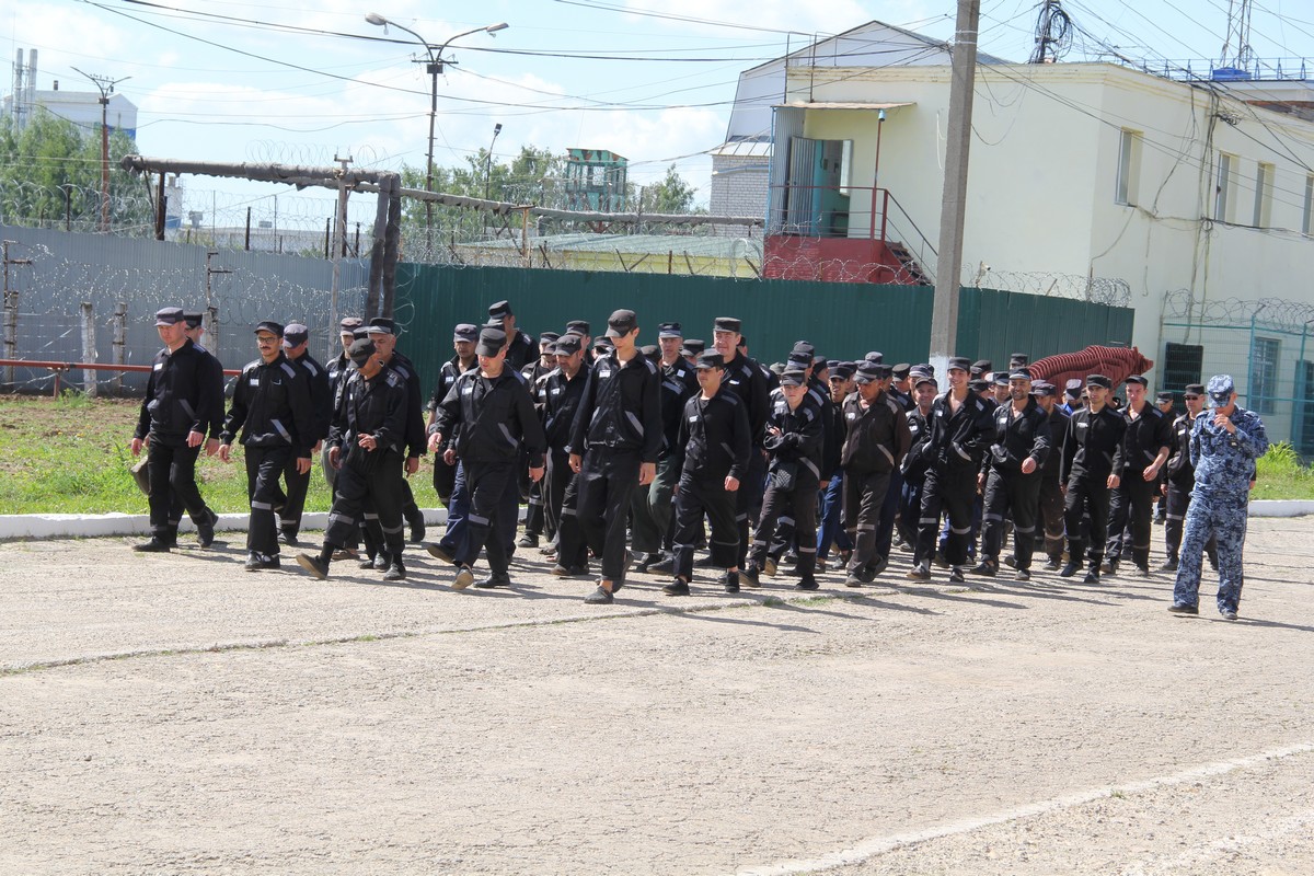 Словно солдаты на плацу, осужденные по серьезным статьям ровным строем идут на обед. А потом снова работа на благо общества