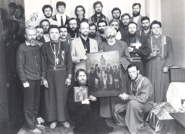 Иоанн Береславский (в центре правее) в окружении "священников" своей секты и прихожан