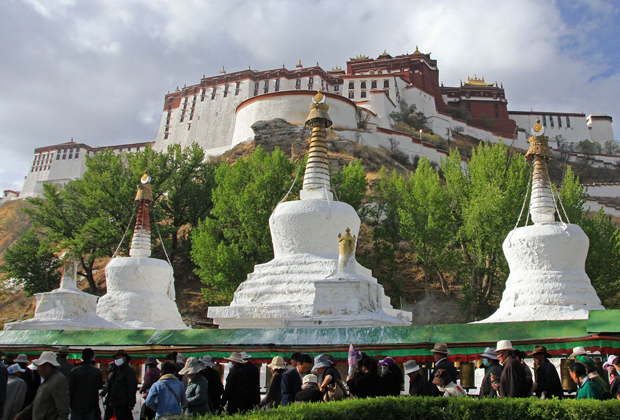 Первой погребальной пагодой стала усыпальница строителя дворца Далай-ламы V. На нее ушло 3 721 килограмм золота, а современники беззастенчиво утверждали, что на ее украшение ушла "половина богатств мира".