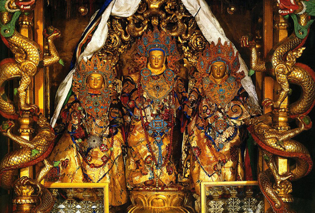 Богато украшены были и залы для молитв: золото, драгоценные камни и шелк, который лидерам Тибета в большом количестве дарили китайские императоры в надежде на добрососедские отношения. 