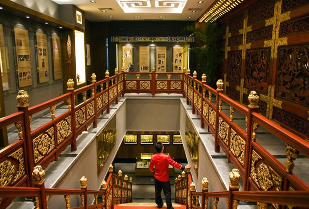 Богато украшены были и залы для молитв: золото, драгоценные камни и шелк, который лидерам Тибета в большом количестве дарили китайские императоры в надежде на добрососедские отношения. 