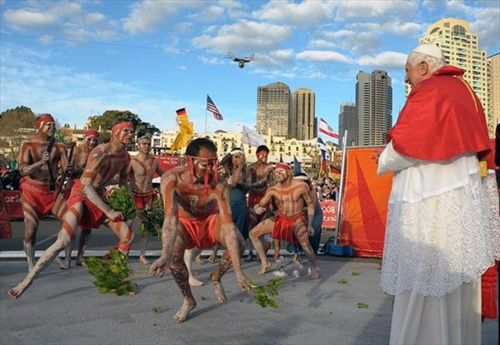 Папа Римский Бенедикт XVI осматривает достопримечательности Сиднея во время визита в Австралию (июль 2008)