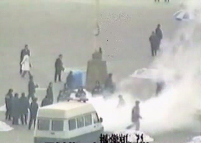 23 января 2001 года в канун Китайского Праздника Весны семеро последователей из Кайфэна (провинция Хэнань) совершили коллективное жертвоприношение на площади Тяньаньмэнь в Пекине