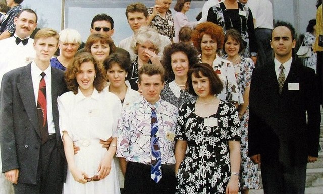 Наше собрание на конгрессе в Воронеже (1997 год). Я стою в первом ряду справа, а за мной рыжеволосая сестра, Люда Голобокова, которая и "помогла" мне выйти замуж за "чудо-муженька" – Свидетеля Иеговы