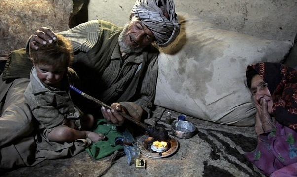 Семьи афганских наркоманов. Отец дает курить гашиш младенцу- сыну. Дети брошены, матери в дурмане... Из более 25 млн. человек населения Афганистана около 5 млн. человек – наркоманы