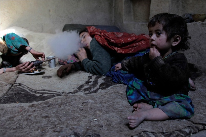 Семьи афганских наркоманов.  Дети брошены, матери в дурмане... Из более 25 млн. человек населения Афганистана около 5 млн. человек – наркоманы