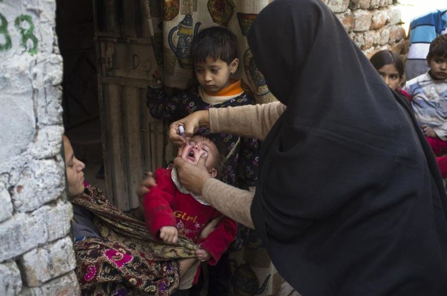 Прививка детей от полиомиелита в Пакистане. В декабре 2012 года "правоверные мусульмане" расстреляли восемь женщин и одного мужчину -  участников кампании по борьбе с полиомиелитом