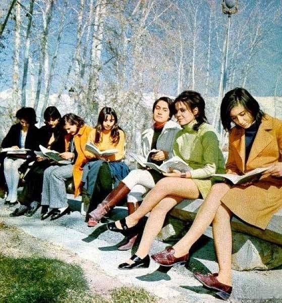 На этой фотографии не молодые блудницы развратного Запада. Это молодые иранки (!) времен до иранской исламской революции 1978 – 1979 годов, когда еще не пришли к власти исламисты