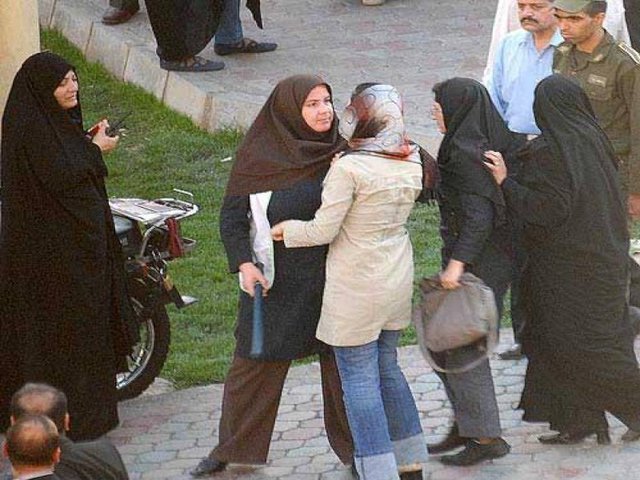 Современная иранская полиция нравов. Красиво одета, выделяешься? Получи дубинкой по башке!