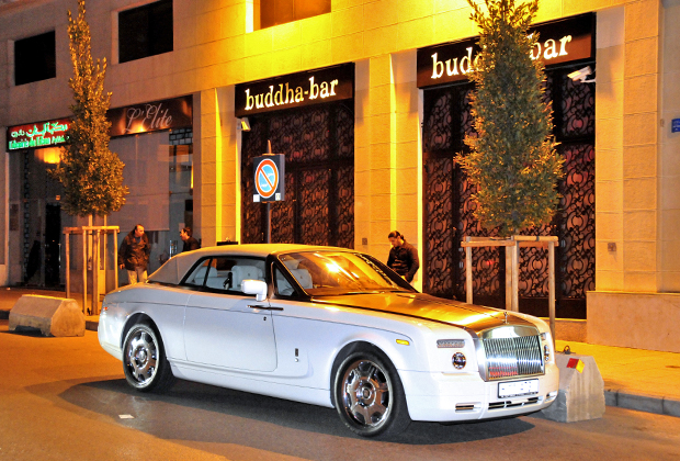 Бейрут куда богаче, чем может показаться из Москвы. Роскошный Rolls-Royce Phantom Drophead Coupe стоимостью от полумиллиона до 750 000 долларов напротив Buddha Bar