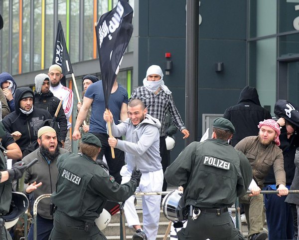 Мирные и чем-то недовольные в сытой Германии мусульмане лупят германских полицейски