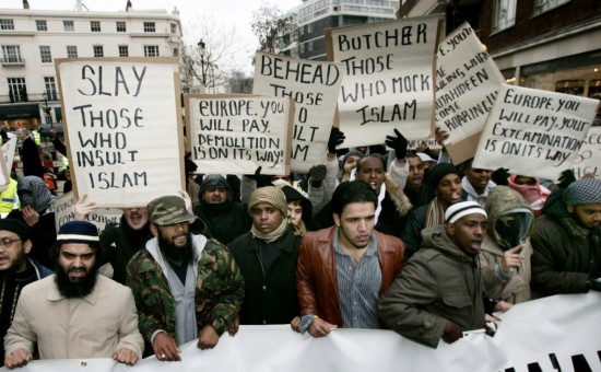 Надписи на транспарантах: "Режьте тех, кто оскорбляет Ислам. Европа заплатит, мы вас разрушим. Обезглавим тех, кто оскорбляет Ислам. Европа заплатит, мы вас уничтожим". Фото с демонстрации миролюбивых мусульман в Лондоне (2011)