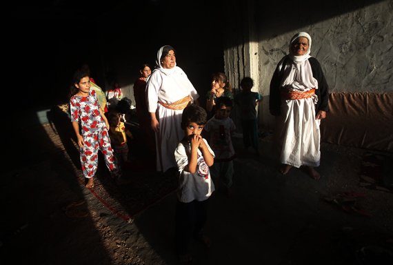 Езиды, бежавшие из Синжара, в заброшенном здании под иракским городом Дохук. Август, 2014. Фото: Reuters/Youssef Boudla