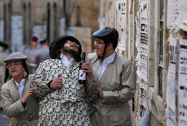 Празднование Пурима в иерусалимском квартале Меа Шеарим. Фото: Ammar Awad / Reuters