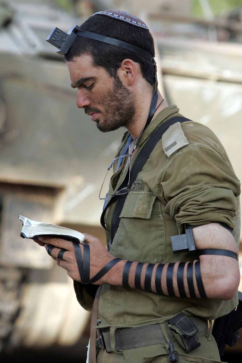 Военнослужащий Армии обороны Израиля молится с тфилин (филактерием)