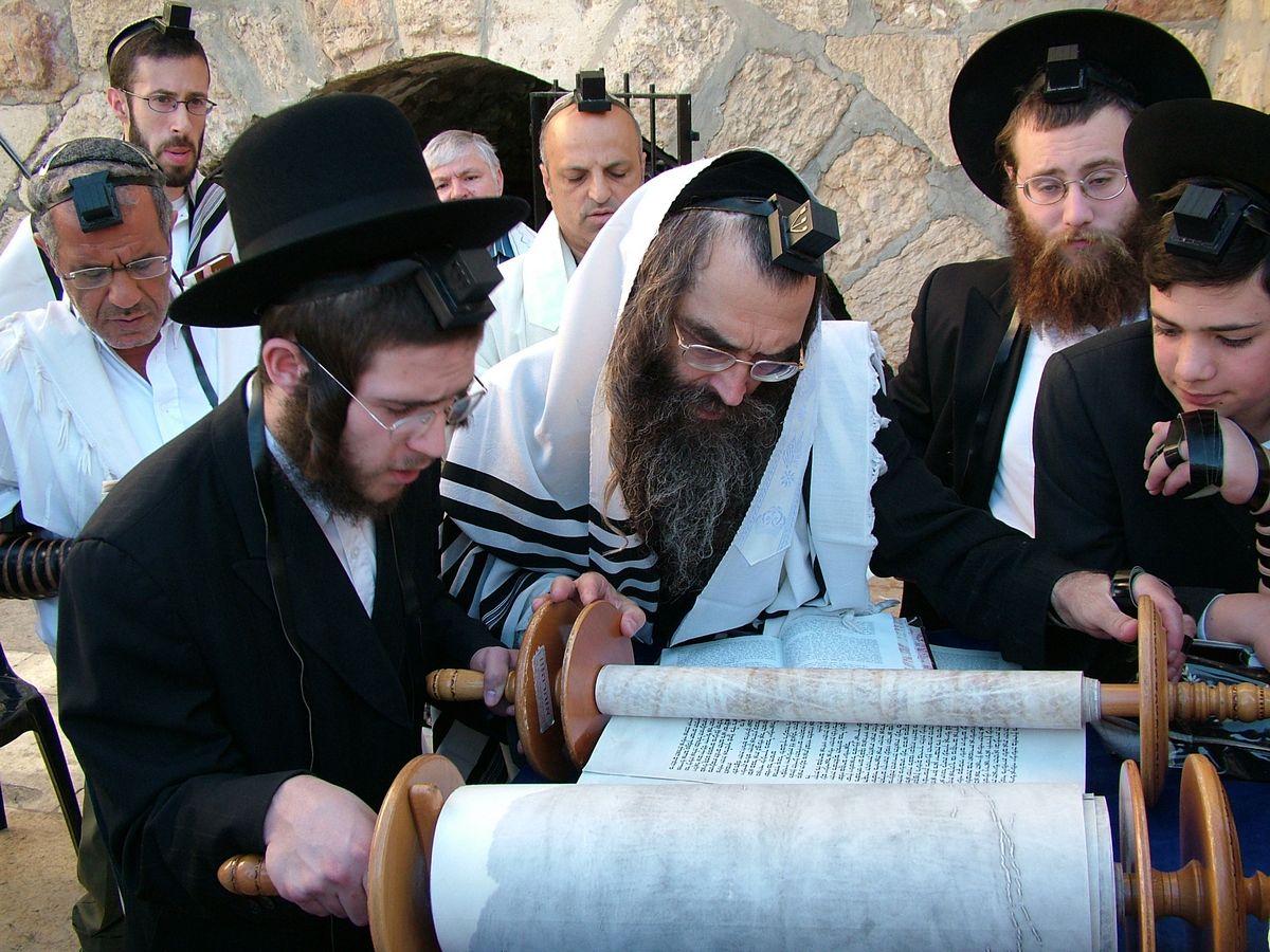 Иудеи читают свиток Писания