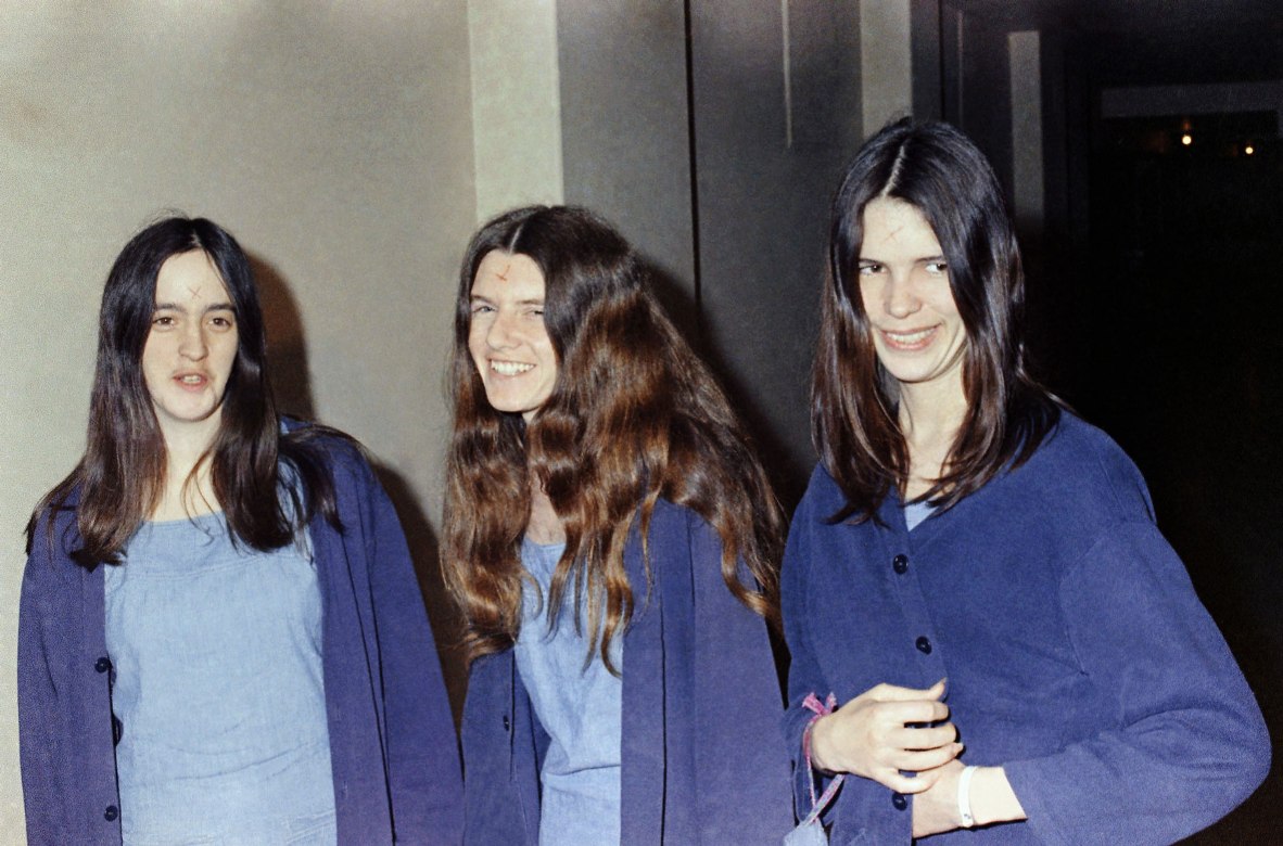 Сьюзан Аткинс, Патрисия Кренуинкел и Лесли ван Хутен в суде, 1970 год