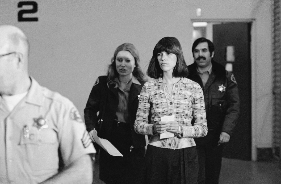 Лесли ван Хутен в суде. Член "Семьи" Мэнсона была осуждена на пожизненное заключение за убийство семьи Ла-Бьянка в 1969 году