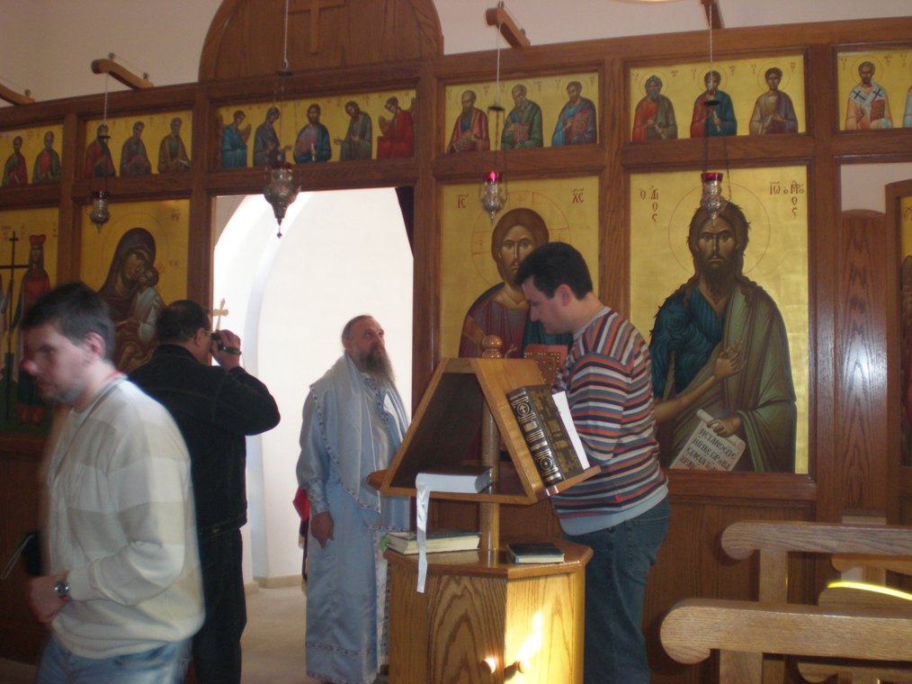 Олег Моленко в странном балахоне осматривает арендованную им православную часовню в одной из кипрских гостиниц, в ней он скоро будет проводить "богослужения" и "таинствах"