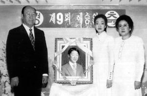 Чета Мун и его посмертная супруга около портрета Хын Джин Нима, покончившего самоубийством