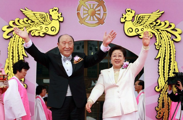 Мун Сон Мён c супругой. Фото: Segye Daily News / EPA / ТАСС