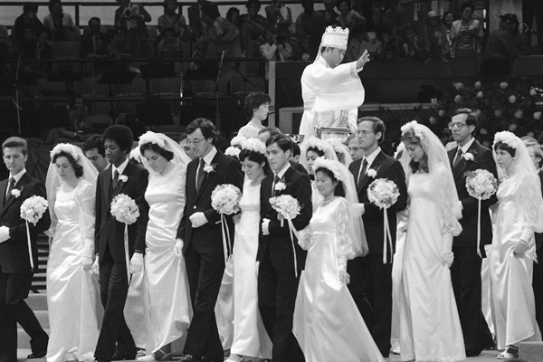 Массовые бракосочетания, благословляемые Мун Сон Мёном. Фото: Marty Lederhandler / AP
