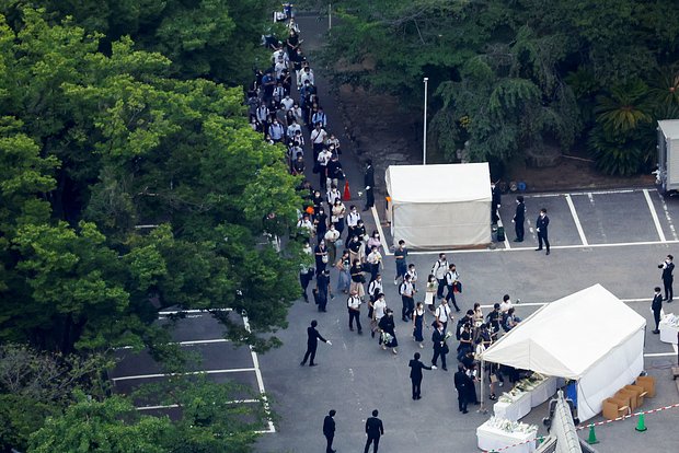Люди выстраиваются в очередь, чтобы возложить цветы к буддистскому храму Дзодзёдзи, в котором прошли похороны Синдзо Абэ. Токио, 11 июля 2022 года