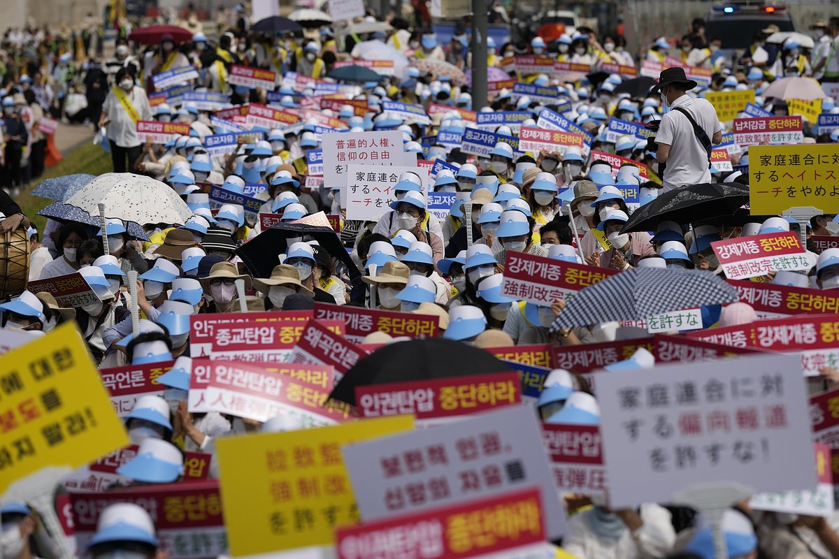 Южнокорейские последователи Церкви объединения на протесте против негативного освещения их веры в японских СМИ. Сеул, 18 августа 2022 года
