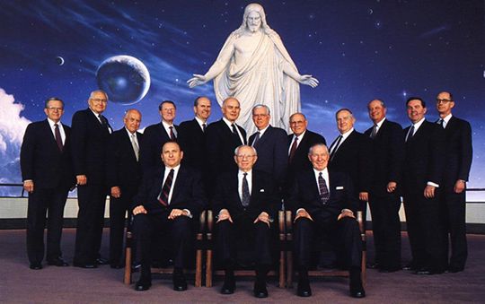 Кворум мормонских "апостолов"с президентом Гордоном Хинкли (в середине первого ряда) - фото Эйси Харпер - "The Mission" / журнал "Лиахона", апрель 2001