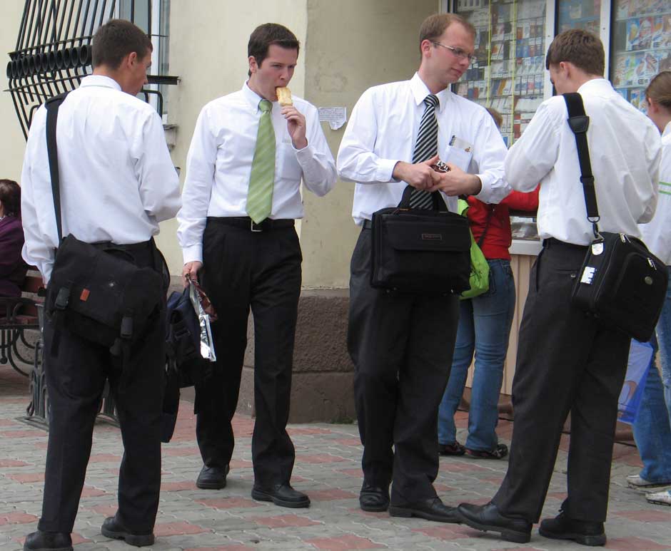 Мормоны. Мормонские молодые проповедники на улице