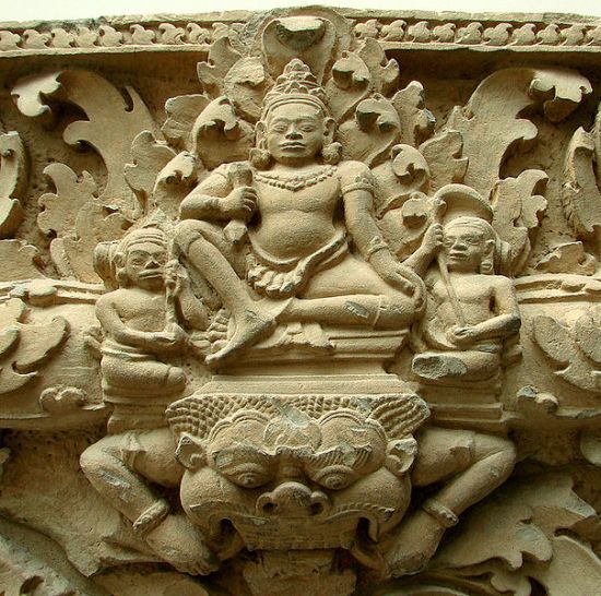 Скульптурное изображение бога Индра