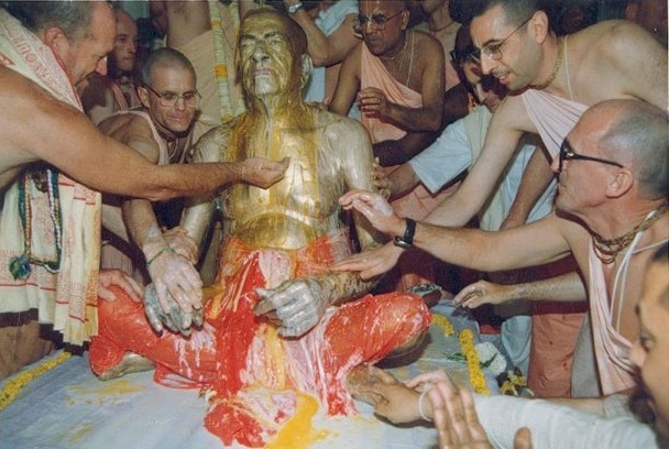 Ублажение идола Прабхупады кришнаитами...