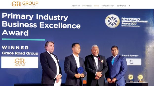 Глава GR Group Дэниэл Ким (второй слева) рядом с премьер-министром Фиджи