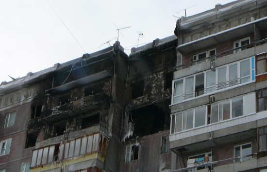 Последствия взрыва  на ул. Сибирской 33 - с обоих сторон дома выбиты стеновые панели, полностью выгорели верхние квартиры