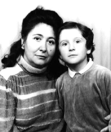 Вячеслав Крашенинников с матерью, приложившей колоссальные усилия, чтобы превратить своего сына в "святого"