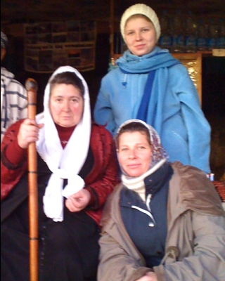 Валентина Афанасьевна Крашенинникова (на фото слева) фактически руководит сектой почитателей "святого Славика"