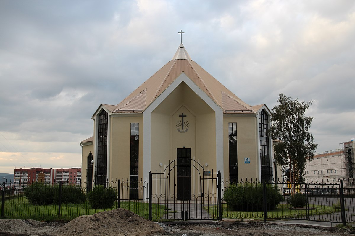 Здание секты "Новоапостольская церковь"  в Мурманске (на фасаде характерный символ секты)