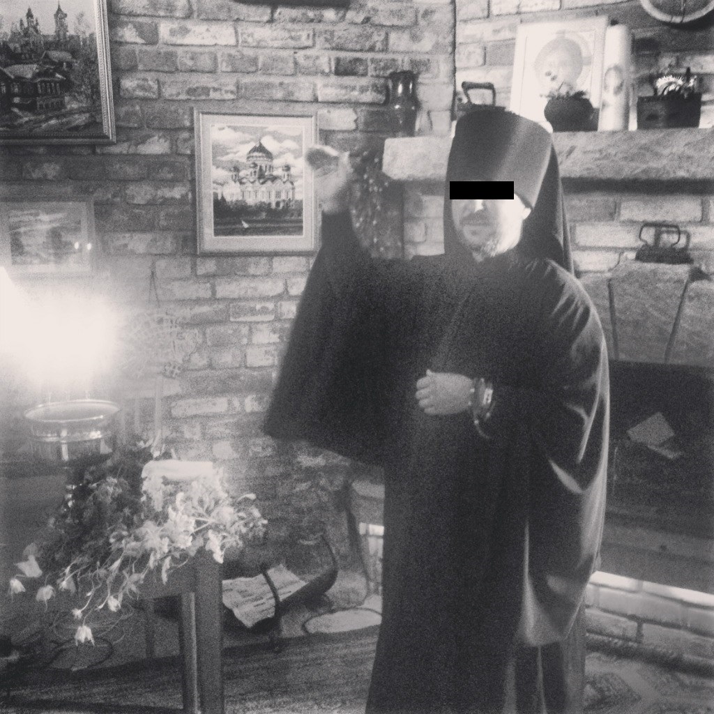 "Монах" Никон из Томска уже давно попрал все свои монашеские обеты. Если вы его увидите в монашеском одеянии  - попросите этого клоуна ее снять